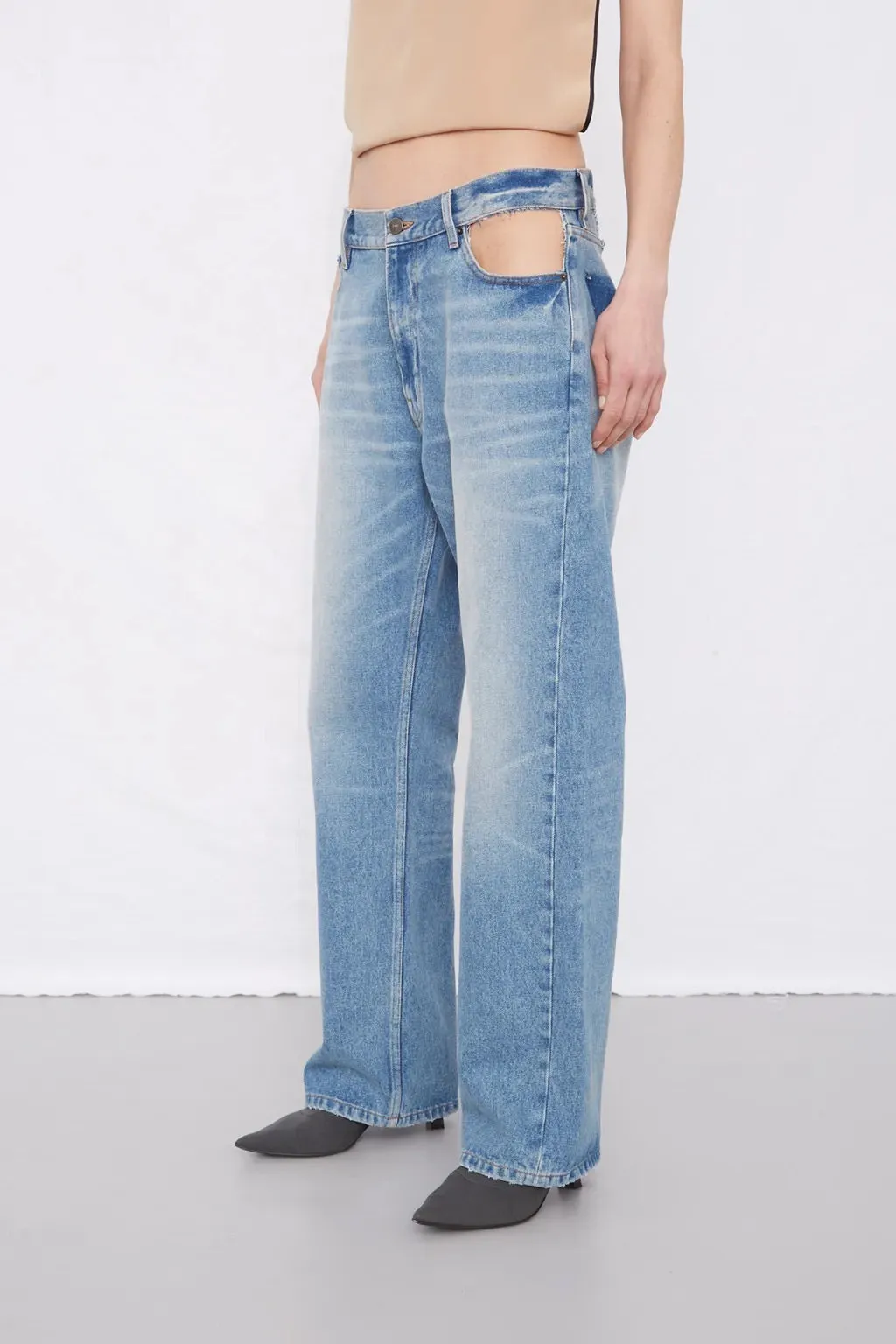 CUT-OUT LOW RISE STRAIGHT-LEG BOYFRIEND JEANS